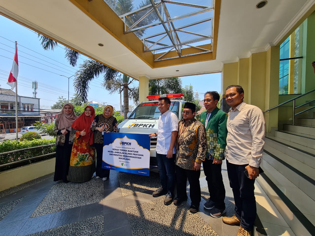 SIMBOLIS: Rektor Unimma bersama perwakilan Badan Pelaksana BPKH saat menyerahkan mobil ambulance untuk klinik pratama di Gedung Rektorat Unimma, Jumat (29/9). (Naila Nihayah/Radar Jogja)