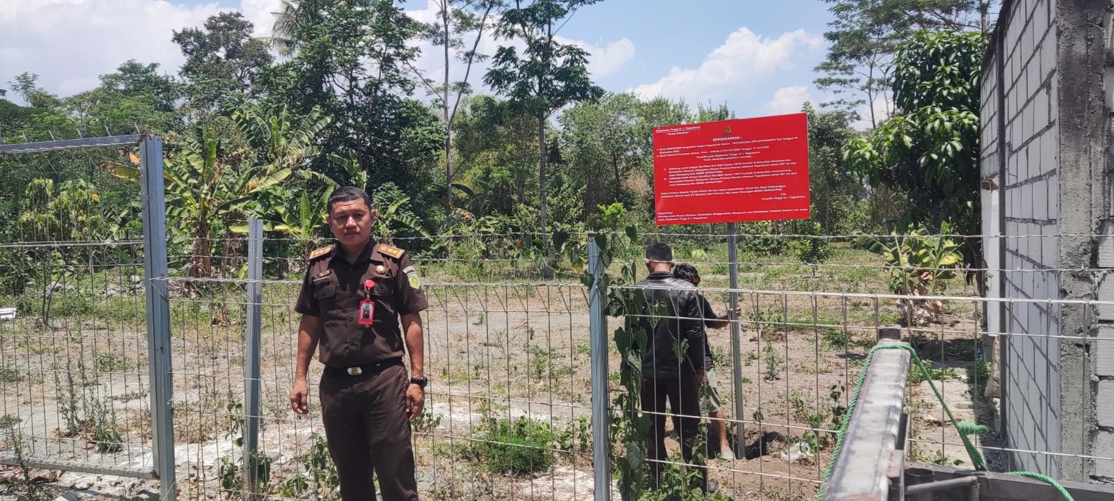 TEGAS: Petugas Kejati DIY di lokasi tanah kas desa di Kalurahan Caturtunggal, Kapanewon Depok, Kabupaten Sleman, Jumat (29/9). (Dok Kejati DIY)