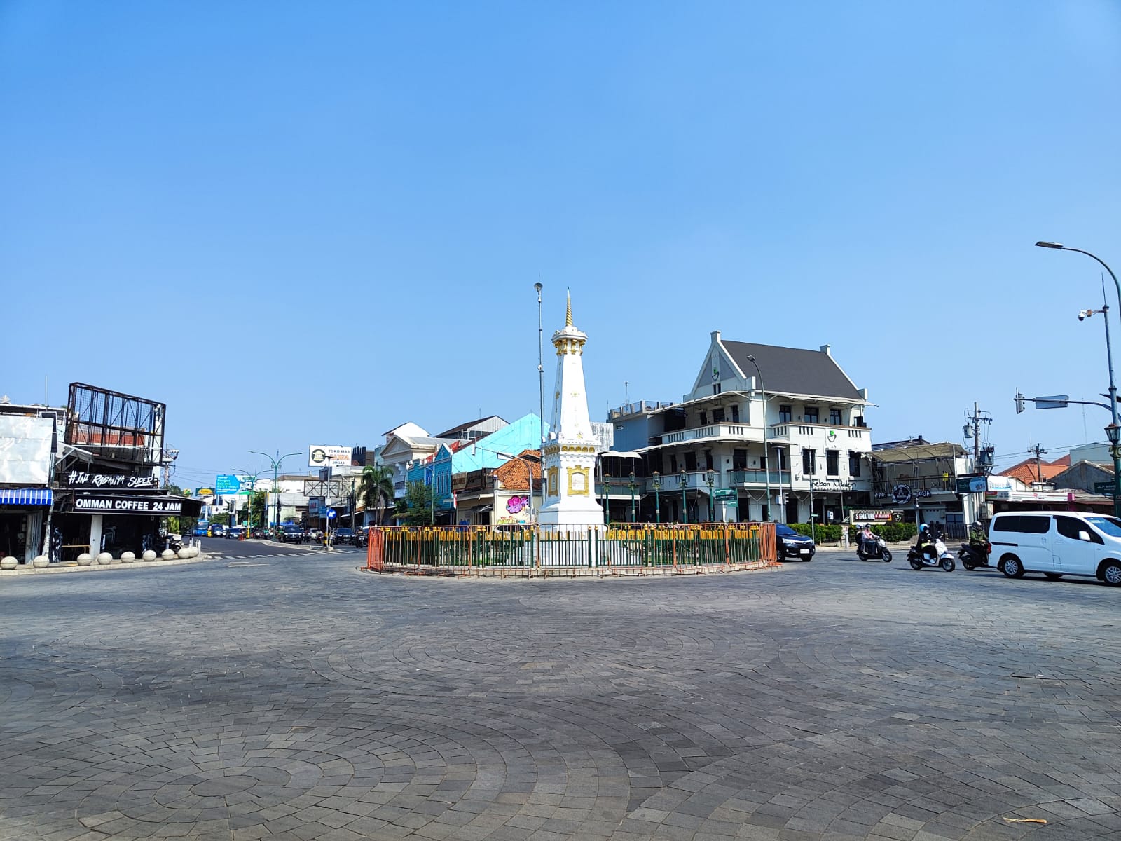 HIJAU: Pagar Tugu Jogja dicat warna hijau. (Dok Istimewa)