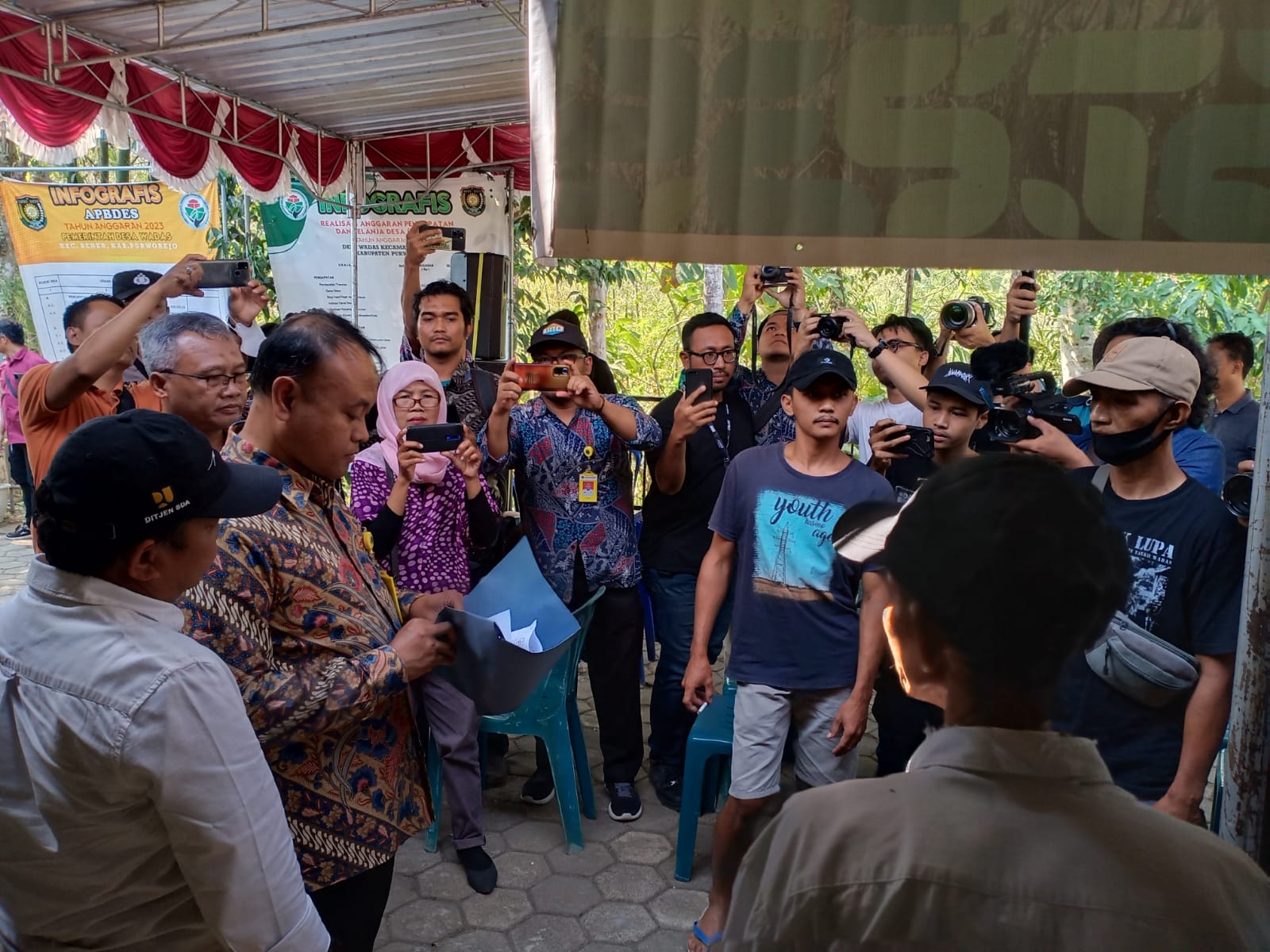 BELUM KLIR: Suasana pembayaran UGR bagi warga Desa Wadas yang terdampak Bendungan Bener di Balai Desa Wadas Jumat (28/9). (JIHAN ARON VAHERA/RADAR JOGJA)