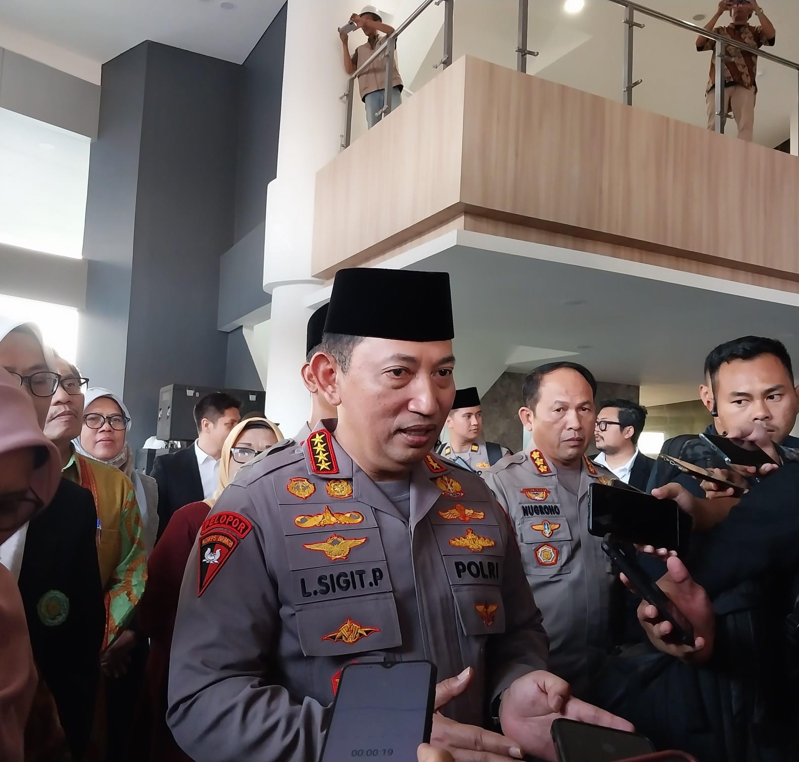 TEGAS: Kapolri Jenderal Pol Listyo Sigit Prabowo usai memberikan kuliah kebangsaan kepada mahasiswa baru Universitas Aisyiyah (Unisa) Jogjakarta, kemarin (29/9). (Wulan Yanuarwati/Radar Jogja)