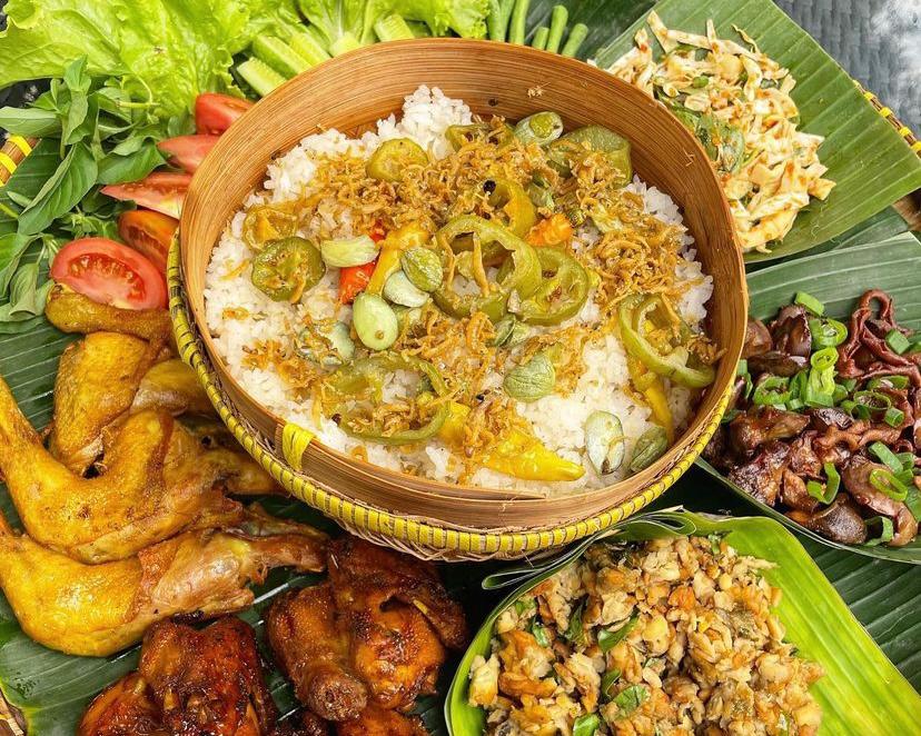 Menu nasi liwet spesial di Lalawuh Sunda (Instagram @jogjakakilima)
