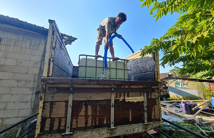 AMBIL AIR: Banyak warga dari luar Ngrajek, Mungkid yang mengambil air dari Tuk Mudal saat musim kemarau seperti ini.Naila Nihayah/Radar Jogja