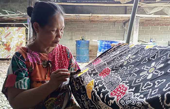 TRADISI : Warga Desa Gemeksekti, Kecamatan Kebumen memproduksi batik secara turun temurun.M HAFIED/RADAR KEBUMEN