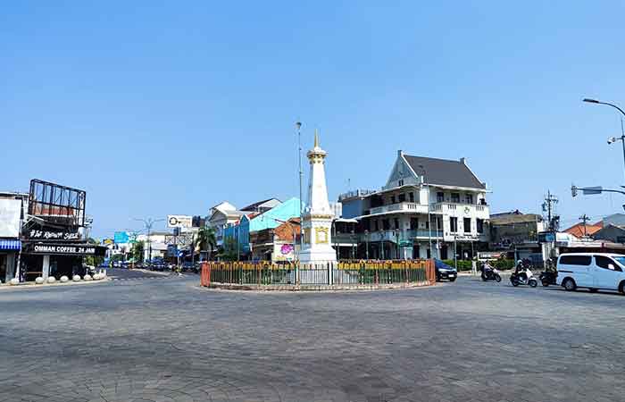 BERUBAH: Penampakan pagar yang mengitari Tugu Pal Putih Jogja telah diganti. Tidak lagi berwarna oranye milik Dinas Perhubungan Kota Jogja, kini pagar berwarna hijau Pare Anom