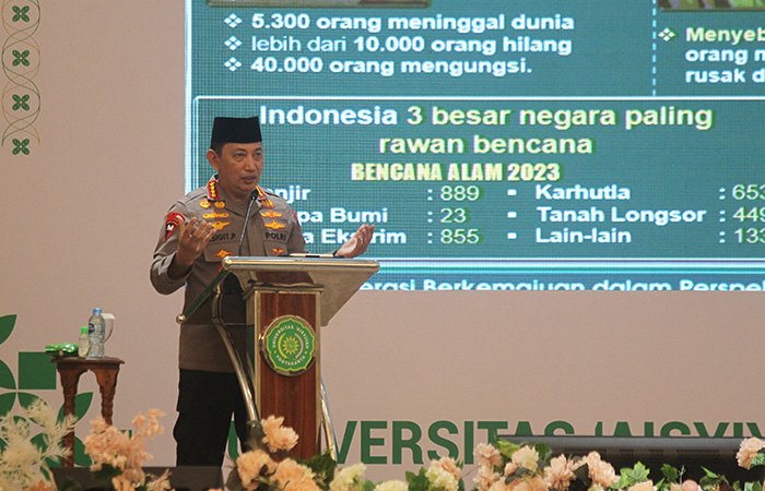 JAGA: Kapolri Jenderal Pol Listyo Sigit Prabowo memberikan kuliah kebangsaan kepada mahasiswa baru Universitas Aisyiyah (Unisa) Jogjakarta, Jumat (29/9/23). (Guntur Aga Tirtana/Radar Jogja)