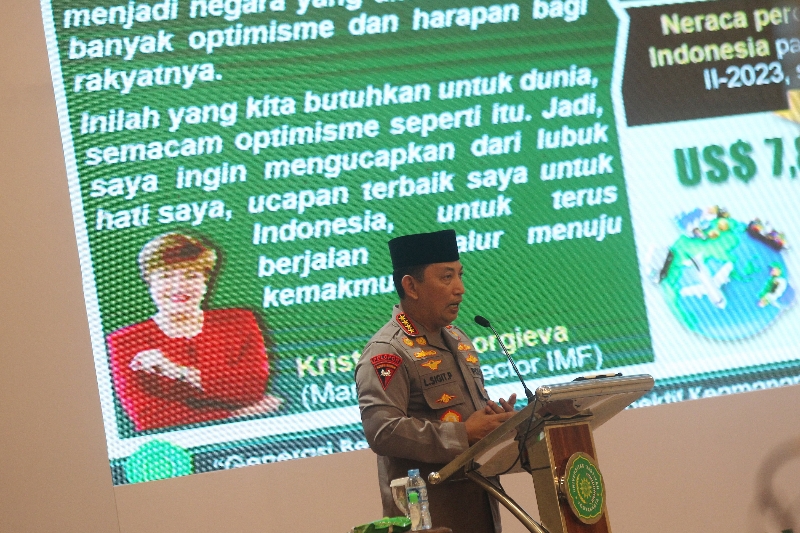 KEBANGSAAN: Kapolri Jenderal Listyo Sigit Prabowo memberikan kuliah kebangsaan kepada mahasiswa baru Universitas Aisyiyah (Unisa) Jogjakarta, kemarin (29/9). (Guntur Aga Tirtana/Radar Jogja)