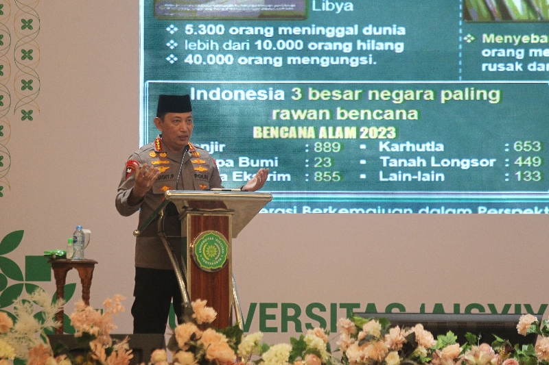 JAGA: Kapolri Jenderal Pol Listyo Sigit Prabowo memberikan kuliah kebangsaan kepada mahasiswa baru Universitas Aisyiyah (Unisa) Jogjakarta, kemarin (29/9). (Guntur Aga Tirtana/Radar Jogja)