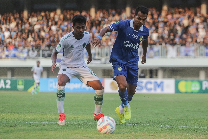 KEJAR: Pemain PSIM Jogja saat menghadapi PSKC Cimahi. (Elang Kharisma Dewangga/Radar Jogja)