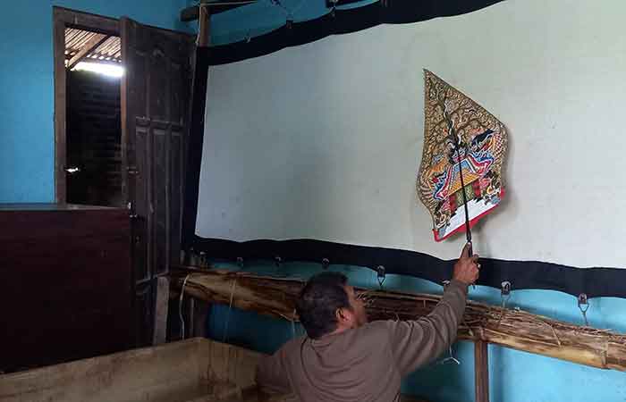 PENGABDIAN TANPA BATAS: Slamet Sutopo di rumahnya, Padukuhan Pranti, Srihardono, Pundong, Bantul, saat ditemui Radar Jogja Jumat (29/9).Khairul&nbsp;Ma