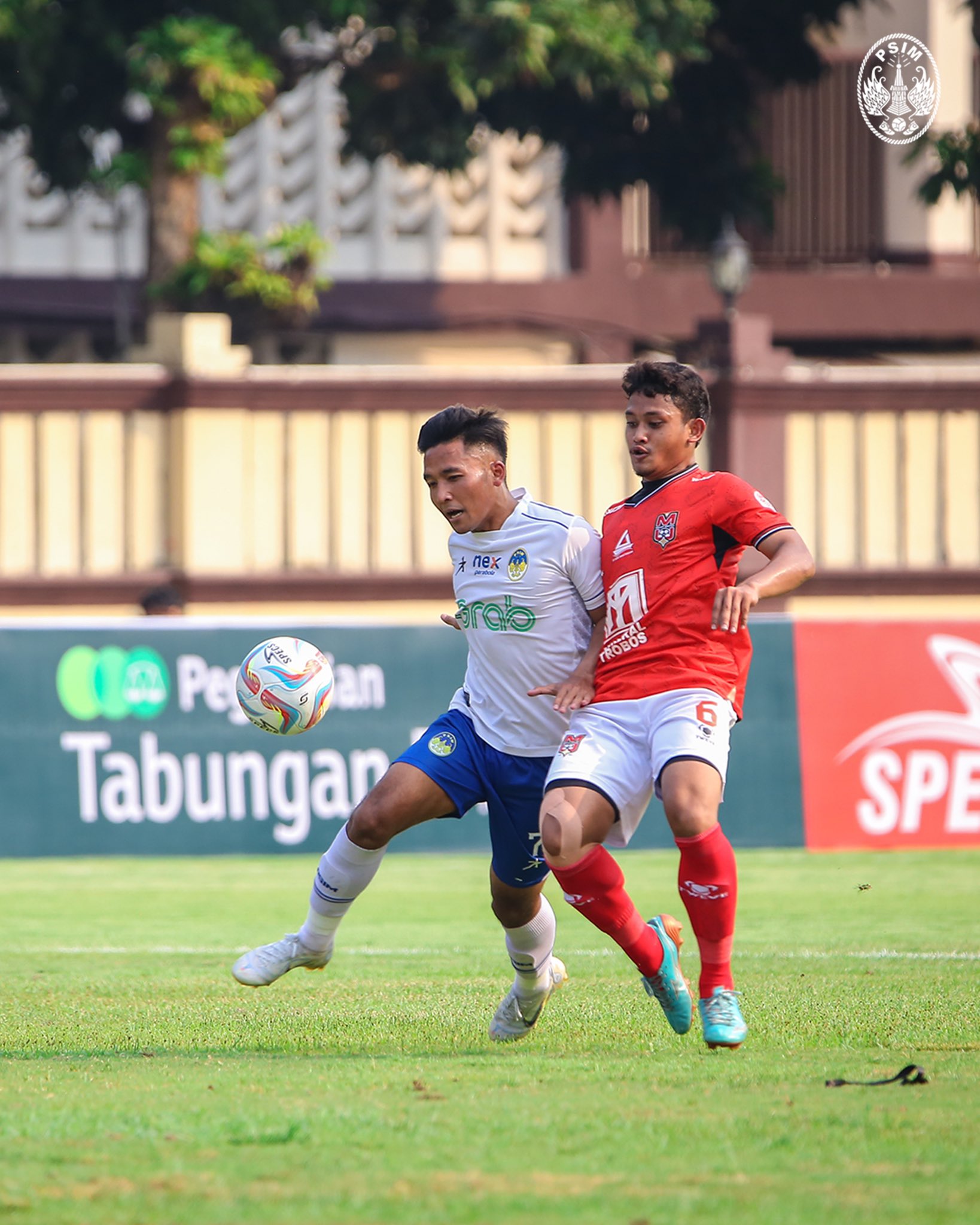 Sang metronom PSIM Ghulam Fatkur (kiri) berebut bola dengan pemain Malut United yang juga bekas gelandang PSIM Ahmad Baasith.