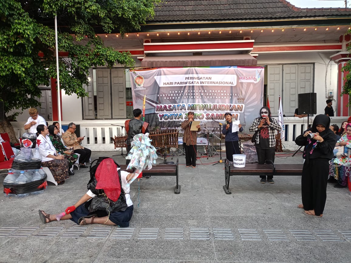 Masyarakat Sadar Wisata (Masata) DIY turut memperingati Hari Pariwisata Internasional, Jumat (29/9) di Halaman Kantor Masata DIY Jalan Pangurakan Nomor 1 Jogja. (Annisa Alfi Jari/Radar Jogja)