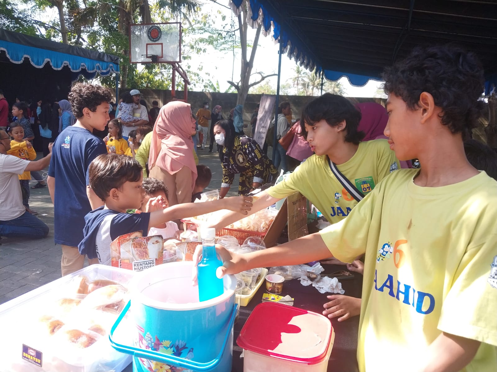 PRELOVE: Stand siswa SD Budi Mulia Dua Panjen, terlihat siswa sedang berjualan untuk melatih kemandirian. (Wulan Yanuarwati/Radar Jogja)