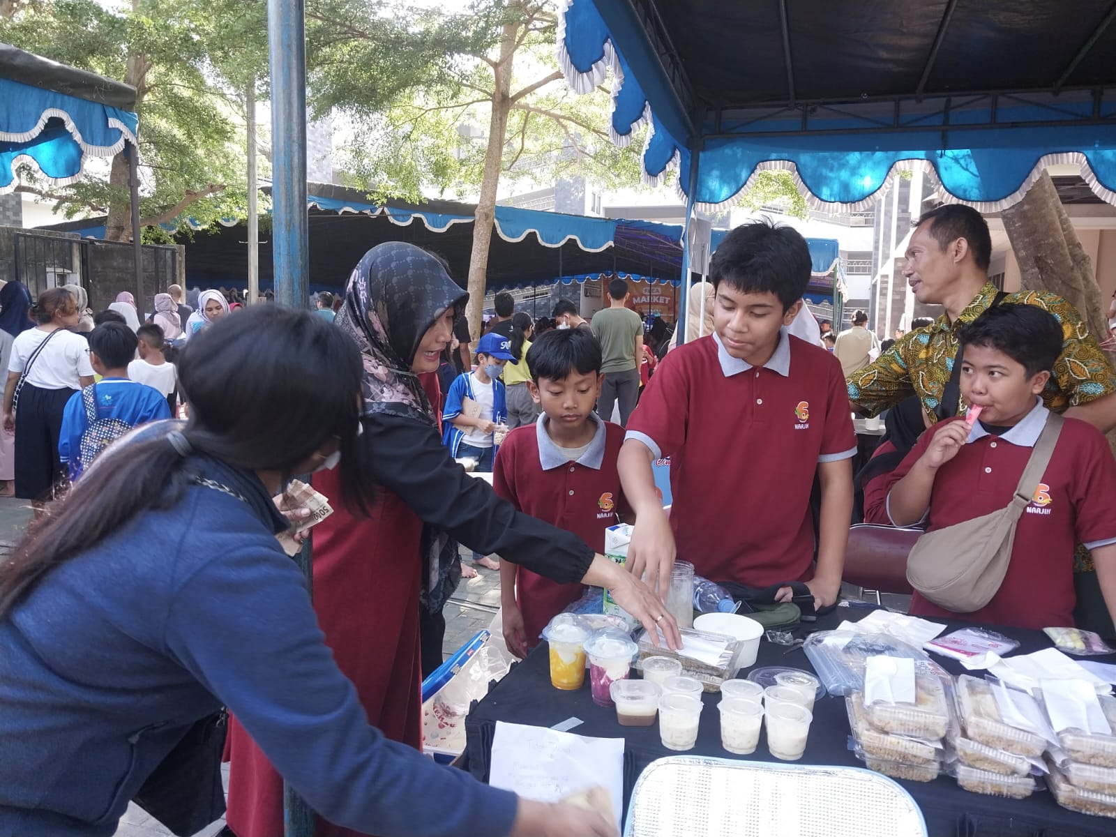 PRELOVE: Stand siswa SD Budi Mulia Dua Panjen, terlihat siswa sedang berjualan untuk melatih kemandirian. (Wulan Yanuarwati/Radar Jogja)