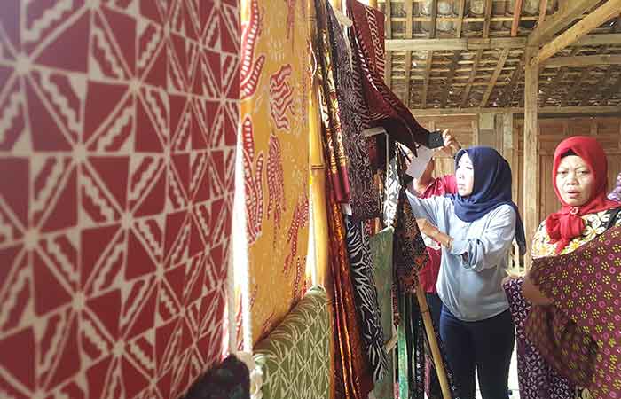 ANGKAT PEREKONOMIAN: Aktivitas salah satu anggota Asosiasi Perajin Batik Gunungkidul (Aspetig) kampung batik Padukuhan Kepek 1, Kalurahan Kepek, Wonosari.Gunawan/Radar Jogja