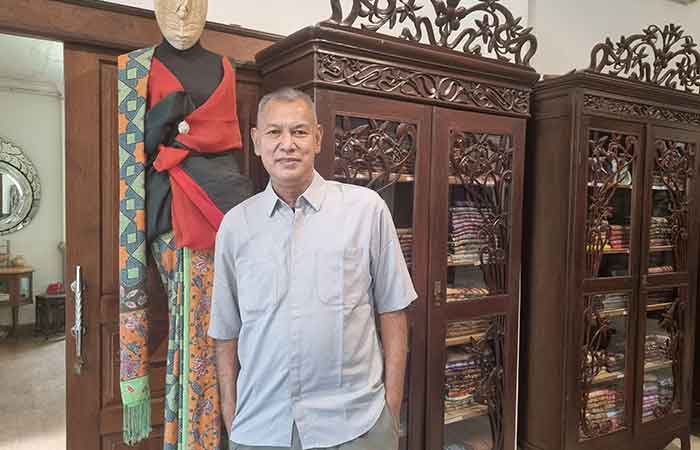 HARUS BANGGA: Afif Syakur dengan batik-batik karyanya. Ia meyakini regenerasi pembatik di Jogakarta masih terus ada.Fahmi Fahriza/Radar Jogja