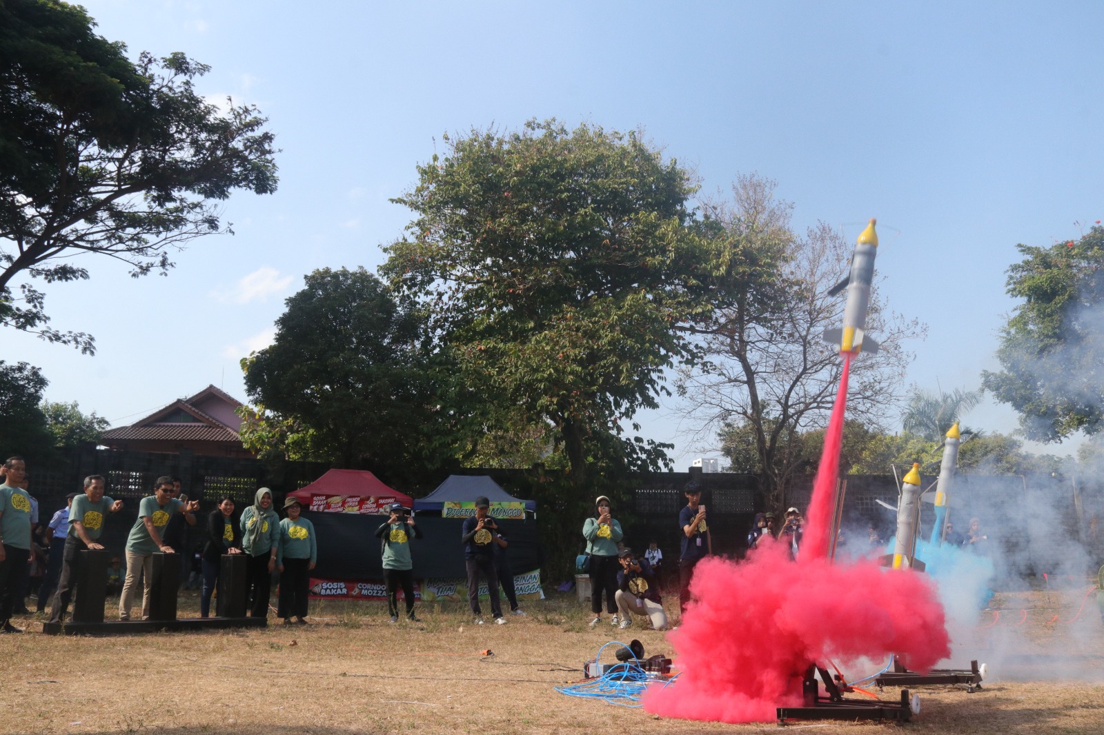 KREATIF: Peserta dari jenjang SMP dan SMA mengikuti Kontes Roket Air yang diselenggarakan oleh UPT Pengelolaan Taman Budaya Dinas Kebudayaan