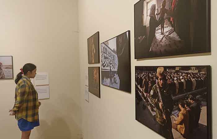FOKUS: Pengunjung mengamati karya dari pemenang World Press Photo 2023 yang dipamerkan di Pendhapa Art Space, Sewon, Bantul Sabtu (30/9).GREGORIUS BRAMANTYO/RADAR JOGJA&nbsp;