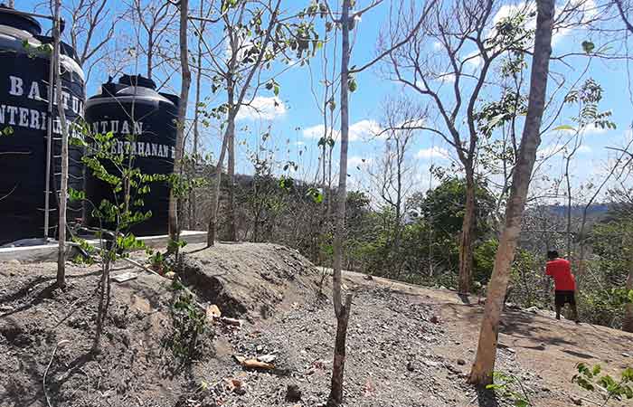 PASRAH - Warga Klegung, Ngoro-oro, Patuk Sugeng menunjukkan lokasi bak penampungan air bantuan Kemenhan RI yang belum berfungsi hingga Minggu (1/10).Gunawan Radar jogja&nbsp;