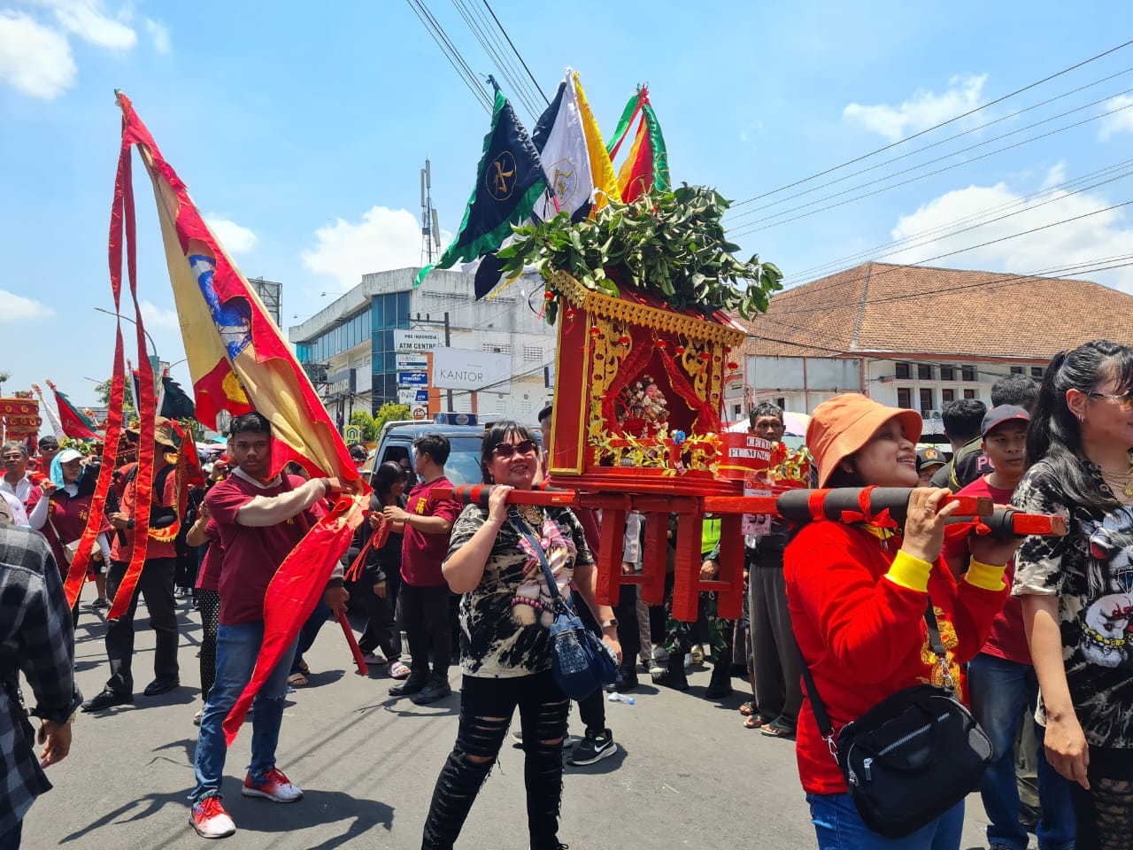 SAKRAL: Para peserta kirab Jut Bio membawa tandu berisi patung dewa-dewi dari masing-masing kelenteng, Minggu (1/10).