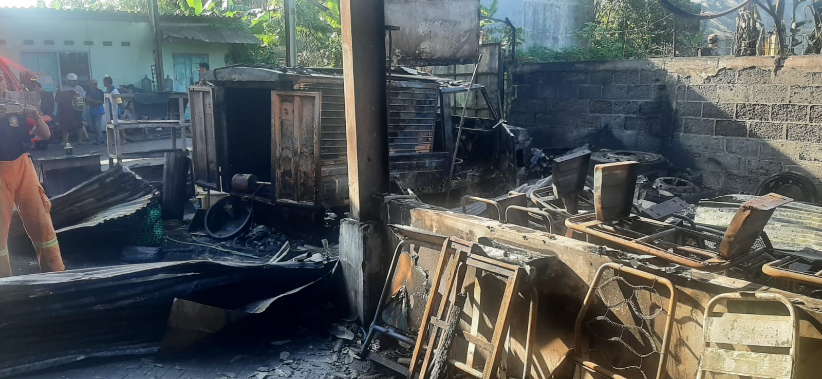 KOBONG: Puing kebakaran garasi bus PO Muria Transport di Dusun Sonosewu, Kalurahan Ngestiharjo, Kasihan, Bantul, Sabtu (30/9) siang. (Dok Polres Bantul)