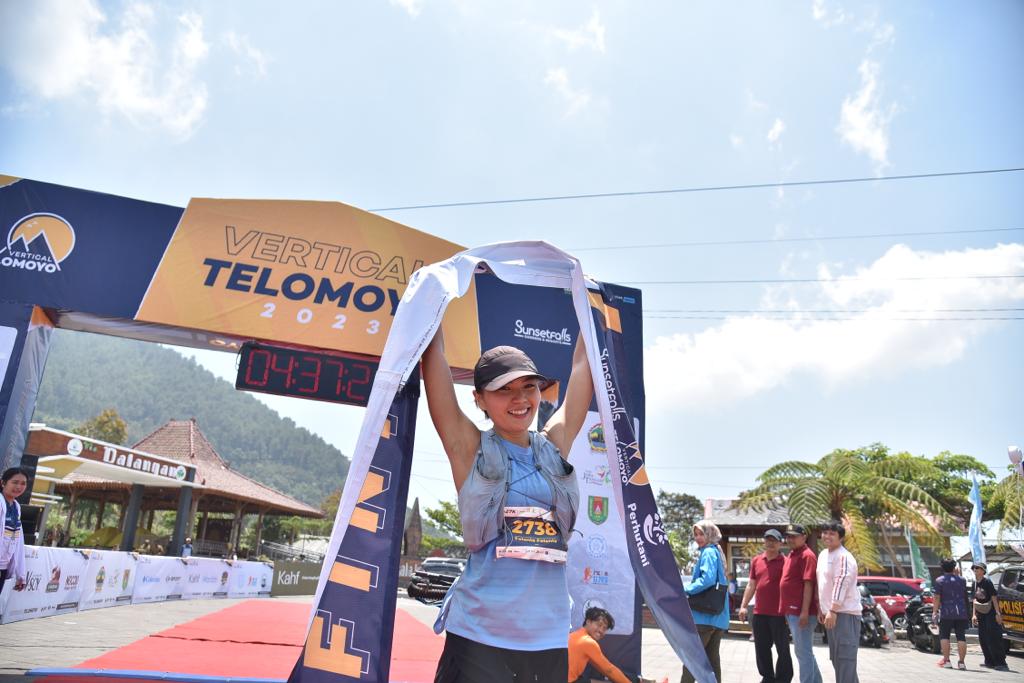 BERSEMANGAT: Para pelari dari berbagai daerah mengikuti event Vertical Telomovo 2023, Minggu (1/10).