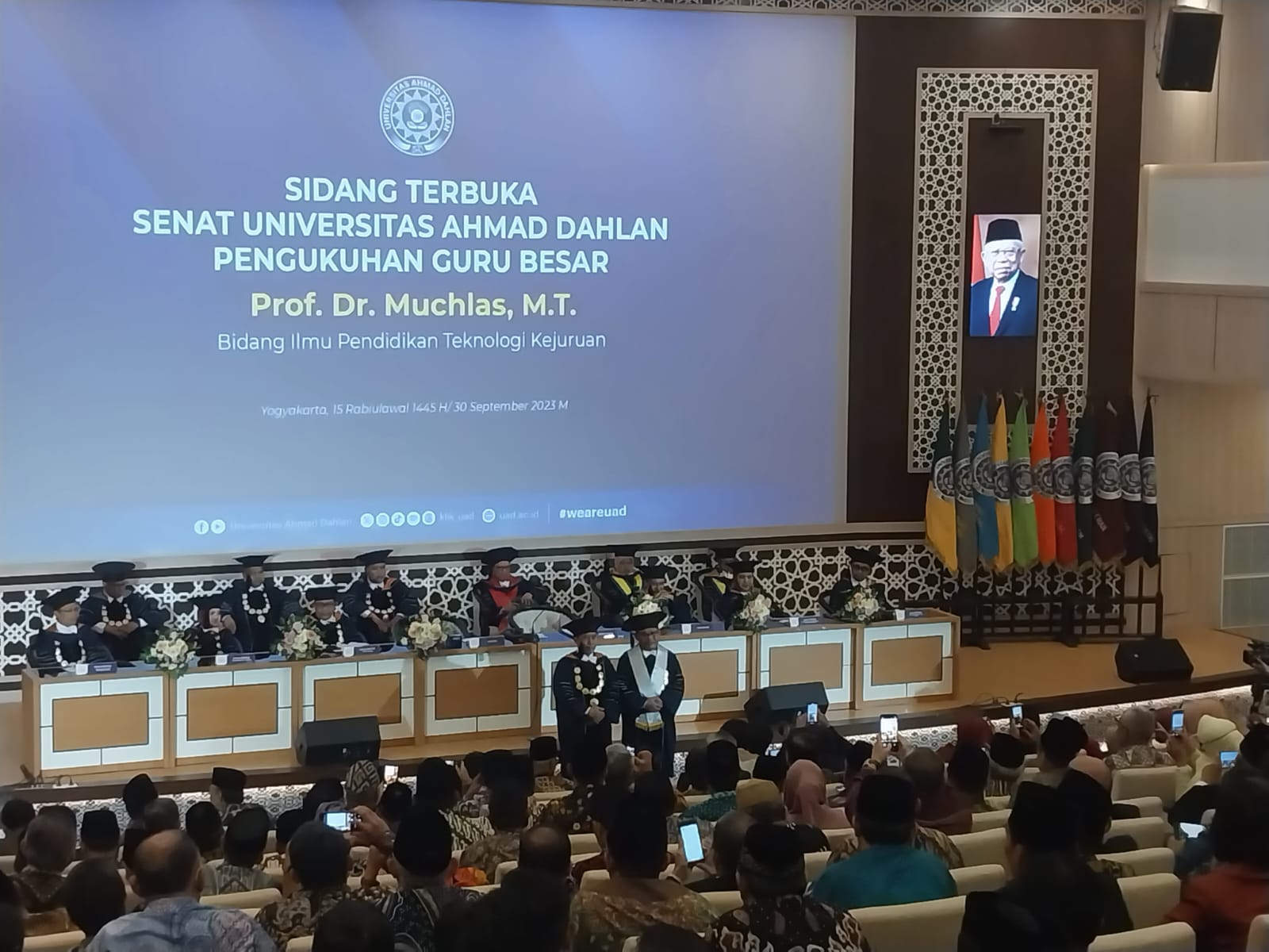FLEKSIBEL: Rektor UAD Muchlas saat dikukuhkan menjadi guru besar di Amphitarium Kampus UAD Jogja. (Wulan Yanuarwati/Radar Jogja)