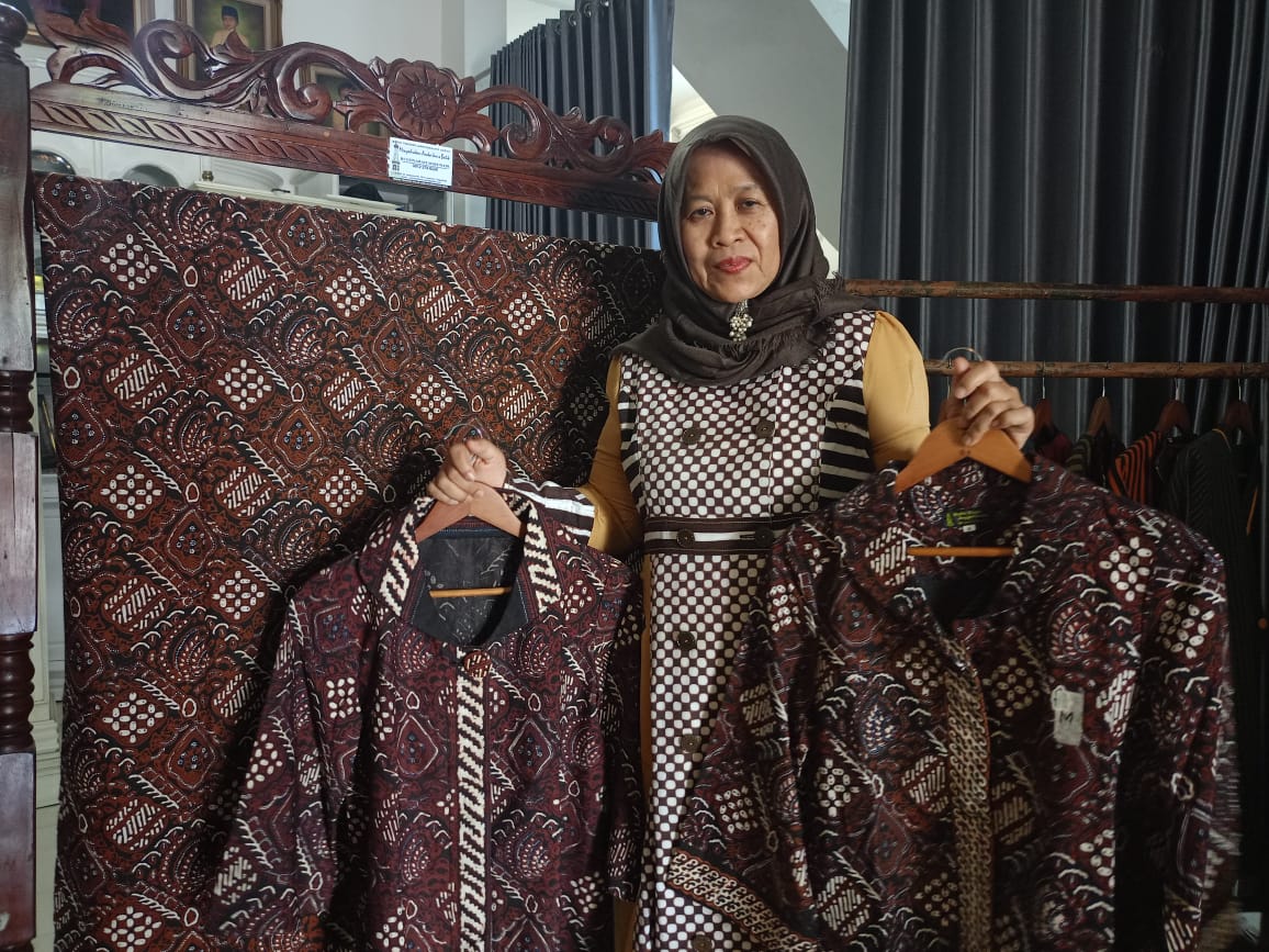 APIK: Rustinawati jadi salah satu distributor resmi Batik Ceplok Segoro Amarto dari Dekranasda Kota Jogja. (Alfi Annissa Karin/Radar Jogja)