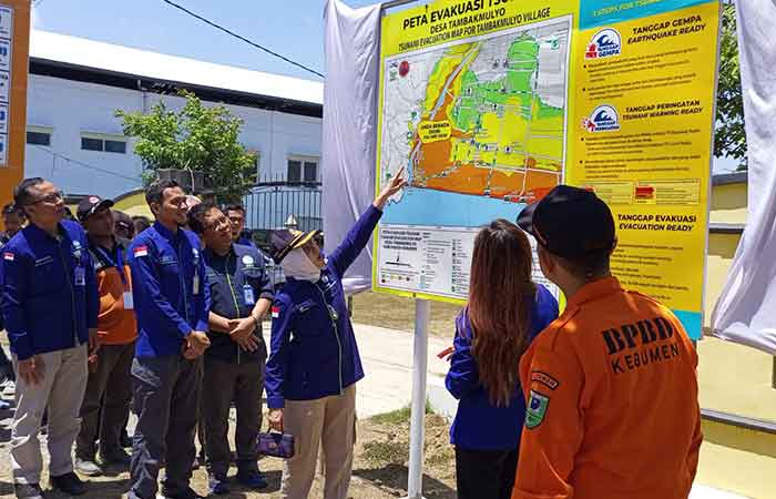 ANTISIPASI: Kepala BMKG Dwikorita Karnawati menunjukkan peta evakuasi tsunami di Kebumen. Sama dengan wilayah di pesisir selatan Jawa, Kebumen punya ancaman gempa megatrush.M Hafied/Radar Kebumen