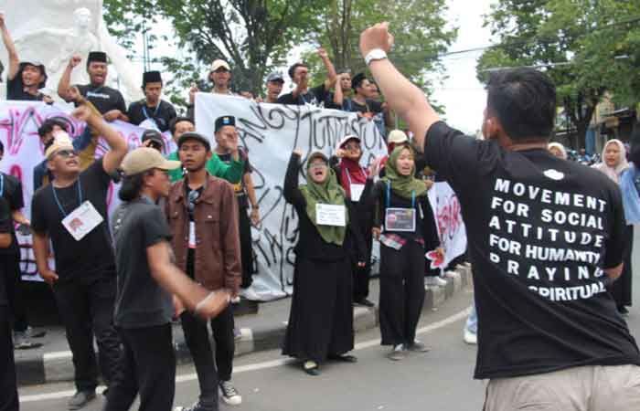 DEMO : Mahasiswa IAINU Kebumen menggelar aksi unjuk rasa di sekitar bundaran Tugu Lawet, Minggu (1/10/23). Mereka menyuarakan aspirasi tentang kondisi Kebumen.M Hafied/Radar Kebumen