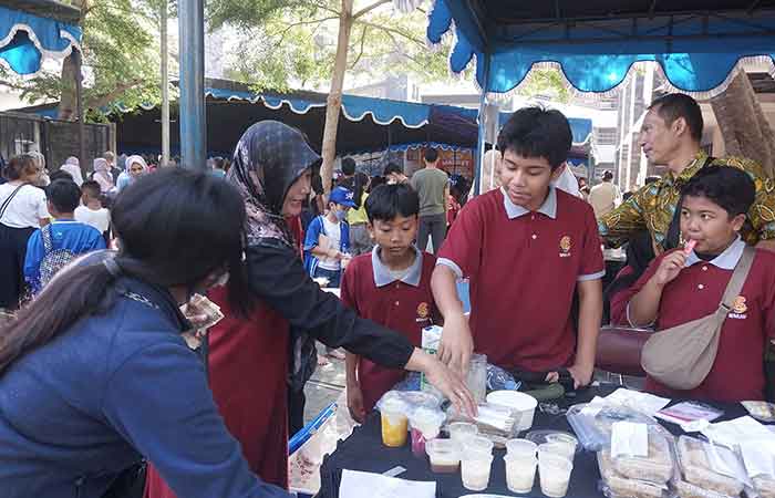 ANTUSIAS: Stand siswa SD Budi Mulia Dua Panjen, terlihat siswa sedang berjualan untuk melatih kemandirian di Flea Market Sabtu (30/9).WULAN YANUARWATI/RADAR JOGJA&nbsp;