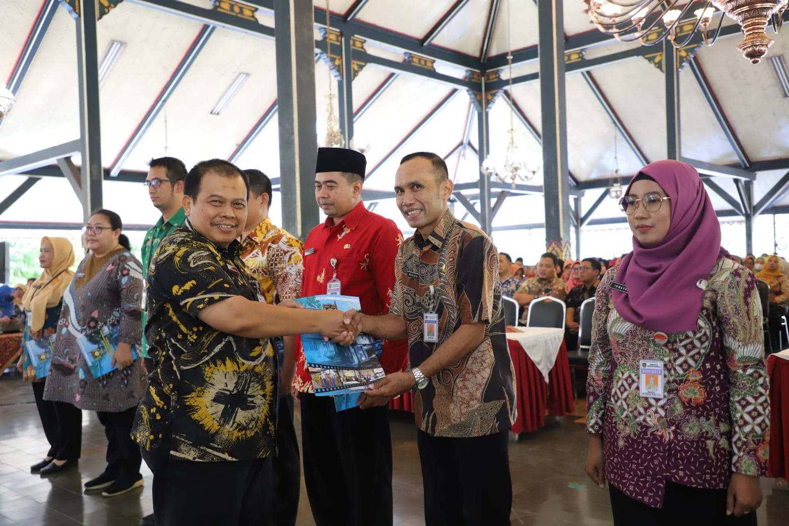 Sekda Purworejo saat berikan SK kenaikan pangkat periode Oktober 2023 pada Jumat (29/9).