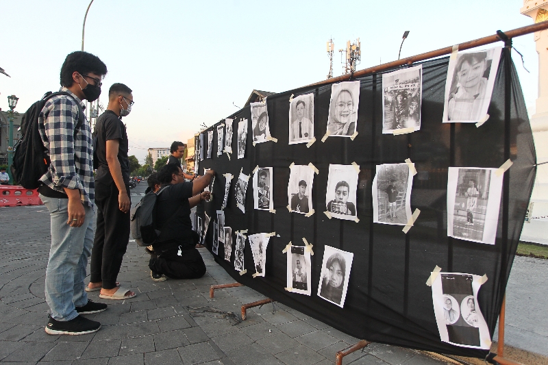 TUNTASKAN: Pengunjuk rasa dari berbagai elemen menggelar aksi solidaritas tragedi Kanjuruhan, Minggu (1/10). Mereka memprotes penyelesaian kasus tragedi Kanjuruhan. (Guntur Aga Tirtana/Radar Jogja)