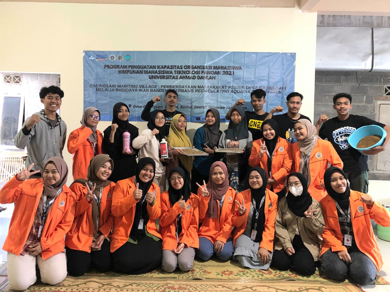 PERIKANAN:Tim Program Penguatan Kapasitas Organisasi Mahasiswa (PPK Ormawa) Himpunan Mahasiswa Teknologi Pangan (HMTP) melakukan program kerja sekolah lapangan. (ISTIMEWA)