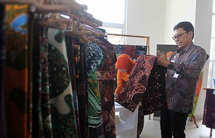 DINAMIS: Para pejabat di DIJ saat mengikuti gelaran membatik bersama dalam rangka Hari Batik Nasional (HBN) 2023