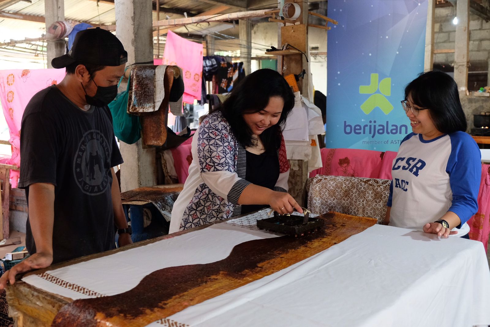 BATIK: Astra Credit Companies (ACC), perusahaan pembiayaan pertama Astra, merayakan Hari Batik Nasional dengan memberikan pelatihan membatik untuk UMKM. (ISTIMEWA)
