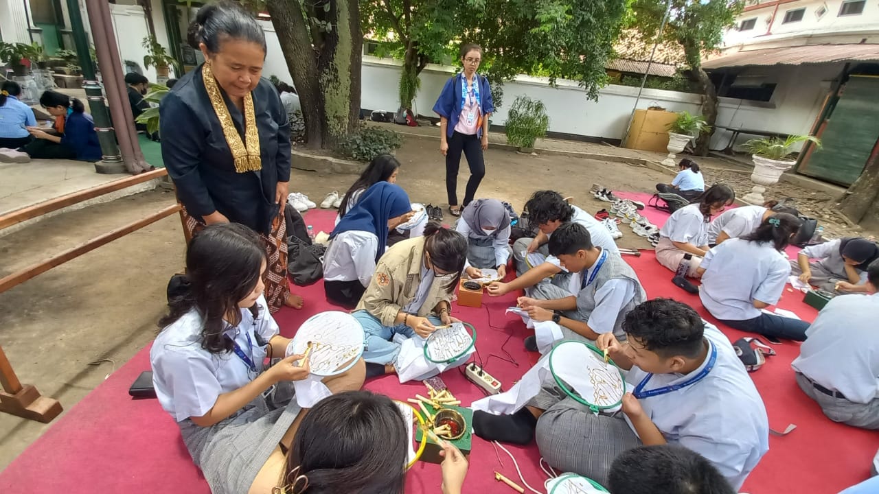 APRESIASI BATIK: Para Siswa Olifant School Belajar Membatik di Keraton Jogja Senin (2/10). (WINDA ATIKA/RADAR JOGJA)