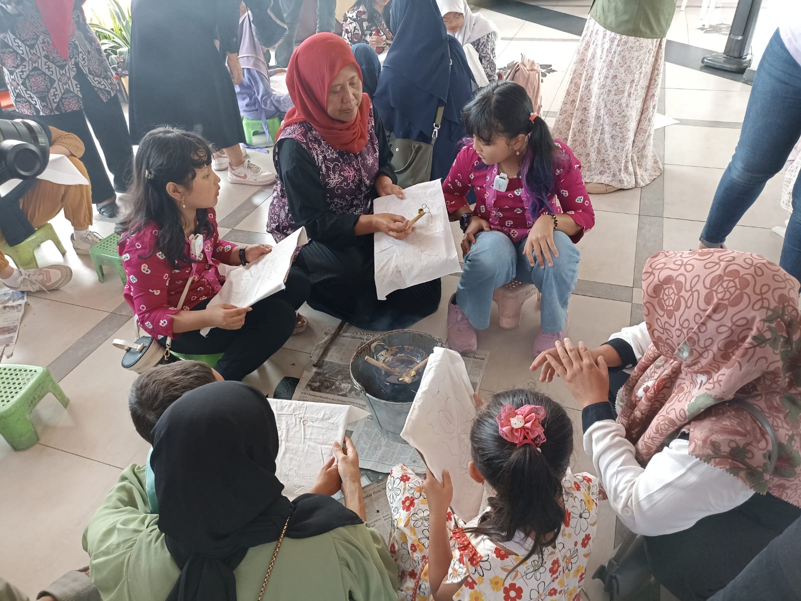 Grand Rohan Jogja menggelar acara Seroja Membatik. Kegiatan tersebut digelar dalam rangka menyemarakkan Hari Batik Nasional yang diperingati setiap tanggal 2 Oktober. (GREGORIUS B/RADAR JOGJA)