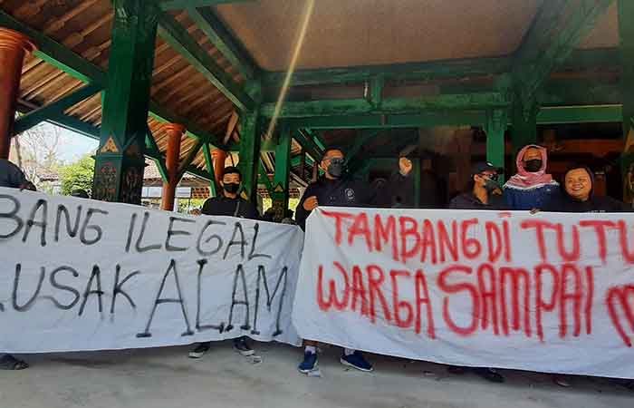 PROTES - Warga membentangkan spanduk sebagai bentuk protes atas aktivitas penambangan di Padukuhan Rejosari Kalurahan Serut, Kapanewon Gedangsari Senin (2/10)GUNAWAN/RADAR JOGJA