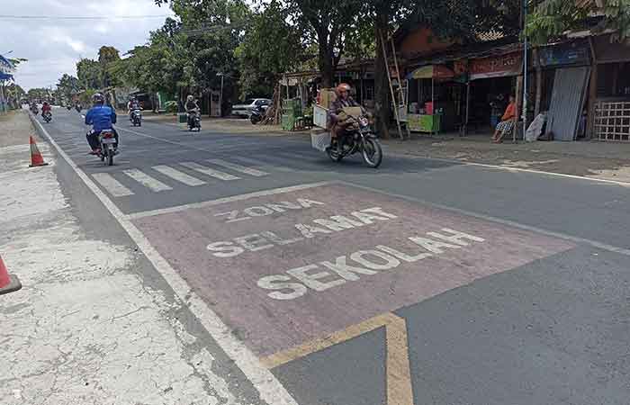 ZONA AMAN: Zona Selamat Sekolah (ZoSS) yang berada di depan SDN Kembang Songo, Trimulyo, Jetis, Bantul.GREGORIUS BRAMANTYO/RADAR JOGJA&nbsp;