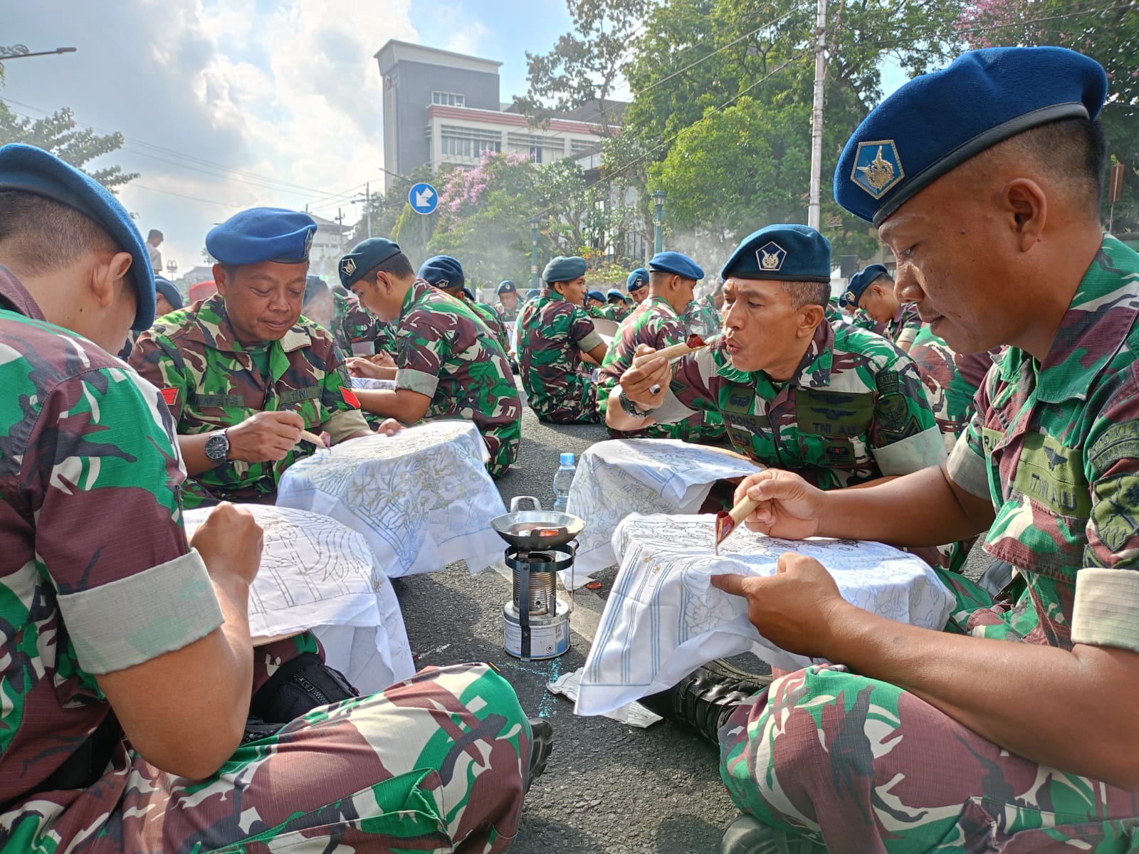 LESTARIKAN: TNI kompak membatik tulis pada Hari Batik Nasional di Jalan Sudirman, Cokrodiningratan, Jetis, Kota Jogja, Senin (2/10). (Alfi Annissa Karin/Radar Jogja)