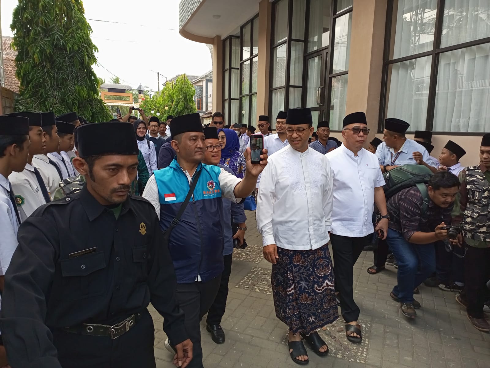 SAPA: Bakal calon presiden Anies Baswedan melakukan safari politik ke Pesantren Al Falah dan Al Kahfi Kebumen, Senin (2/10). (M. Hafied/Radar Jogja)
