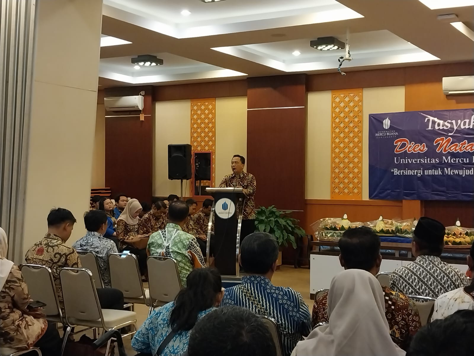 UNGGUL: Rektor UMBY Agus Slamet pada acara Dies Natalis ke-37 tahun di Kampus 1 UMBY Senin (2/10). (Wulan Yanuarwati/Radar Jogja)