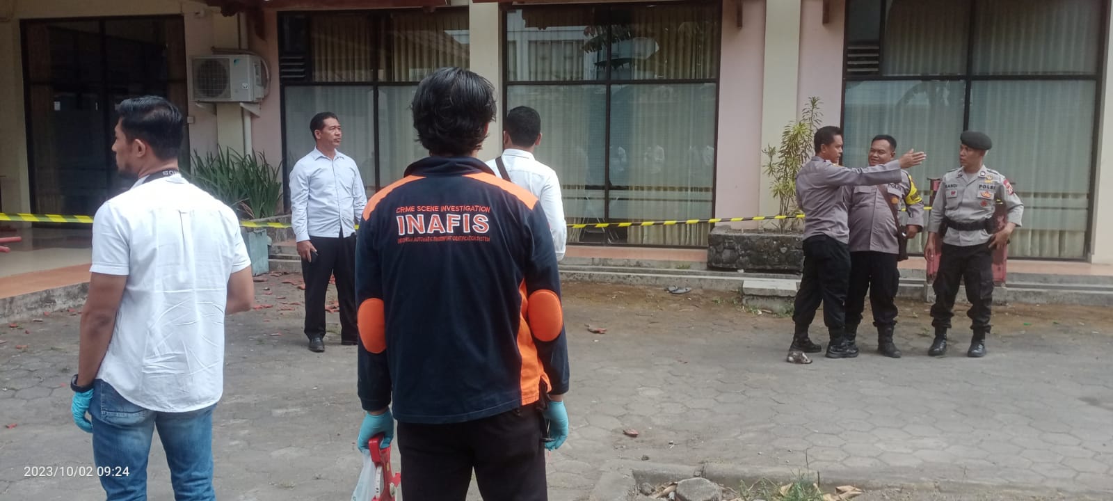 CEK LANGSUNG: Petugas Polres Bantul memeriksa tempat kejadian perkara meninggalnya mahasiswi di kompleks UMY Senin (2/10). (Dok Polres Bantul)