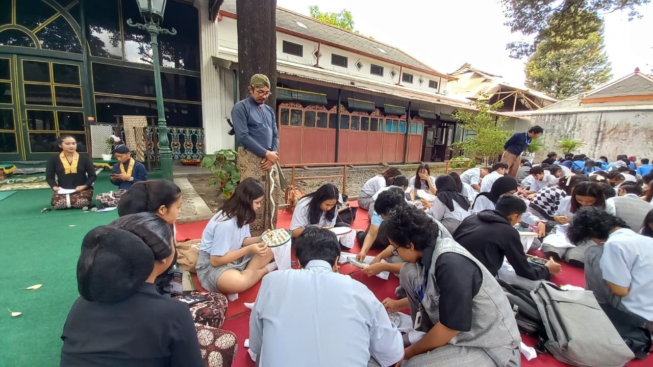 LESTARIKAN: Generasi muda membatik di kompleks Keraton Jogja Senin (2/10). (Winda Atika I.P./Radar Jogja)