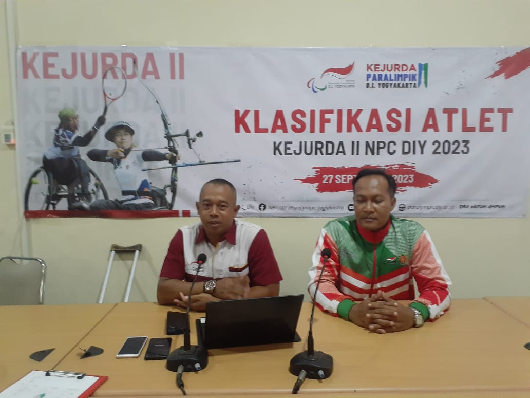 OPTIMISTIS: Ketua Umum NPC DIY Hariyanto dan Ketua Panitia Kejurda NPC DIY 2023 Juned Etri Seaga saat menerangkan Kejurda NPC II DIJ 2023 di Kantor BPO DIY. (RIZKY WAHYU/RADAR JOGJA)