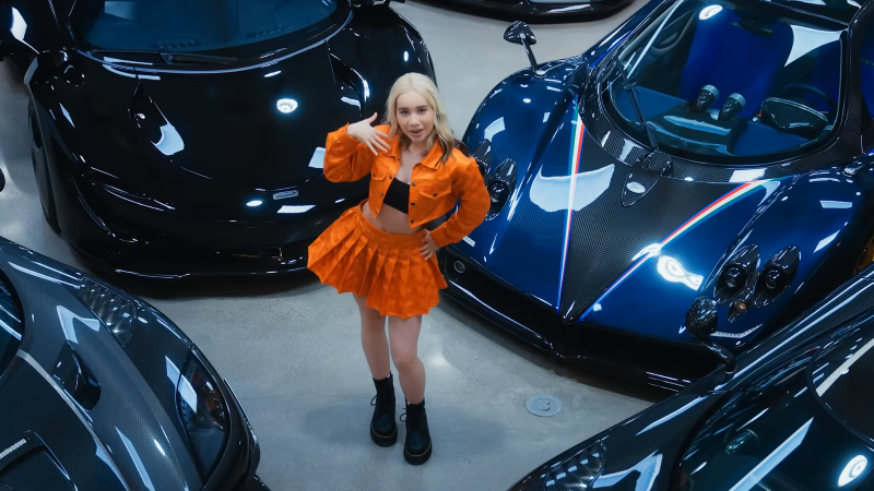 Lil Tay berpose di antara mobil mewah. (YouTube @LIL TAY)