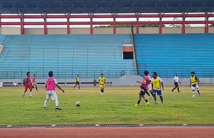PERKUAT TIM: Seleksi pemain PPSM Magelang mulai bergulir di Stadion Moch Soebroto. Ini dilakukan demi persiapan menyambut Liga 3 yang akan bergulir November mendatang.Naila Nihayah/Radar Jogja