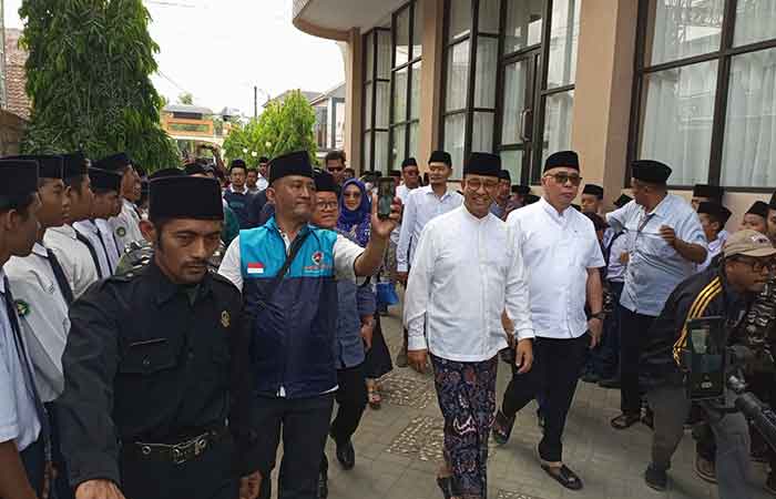 PAKAI BATIK: Bacapres Anies Basweda saat melakukan safari politik mengunjungi pondok pesantren di Kebumen Senin (2/10/23). Bertepatan dengan hari Batik Nasional, Anies mengenakan sarung batik.