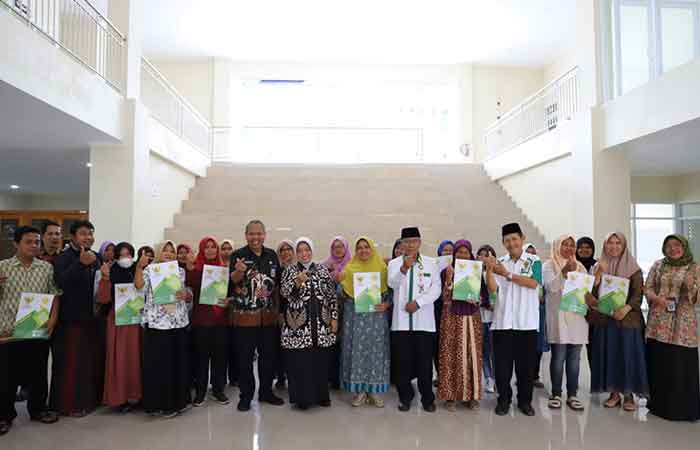 Penyerahan bantuan modal kepada 20 UMKM di Purworejo, setiap pelaku usaha diberi Rp 2 juta di Aula gedung Pusat Layanan Usaha Terpadu (PLUT) KUKMP Purworejo, Senin (2/10).ISTIMEWA
